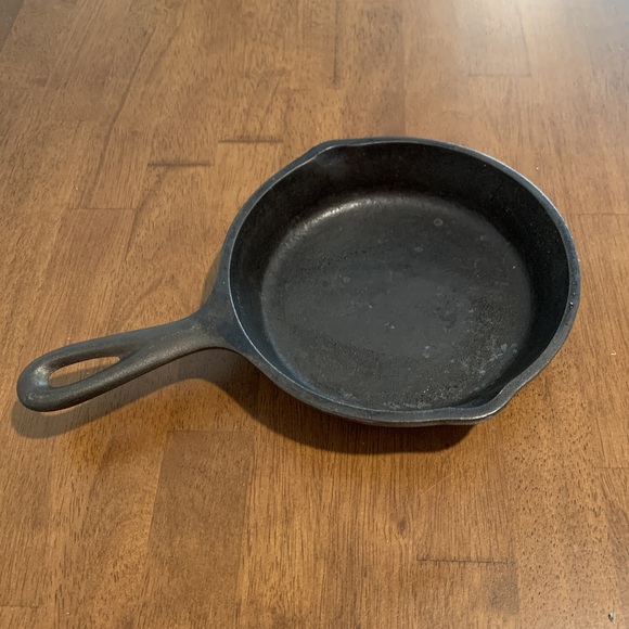 Vintage Cast Iron Skillet SK 3 Notch Dual Spout - Picture 2 of 12